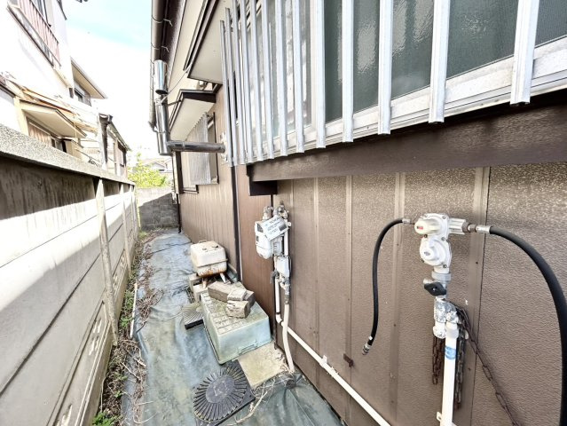 敷地内に散水栓や立水栓があると便利です。水道水を直接利用できるため、水を運ぶ手間を省くことが出来ます。大量の水を必要とする洗車作業や清掃などに役立ちます。その他設備とあわせて、現地でご確認ください。