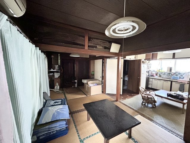ダイニングとキッチンの間を扉や壁などで仕切らず、一体化させた間取りです。キッチンカウンターがついている物件ならば、食事をキッチンカウンターで取ることで、ダイニングスペースをリビングとして使用できます。