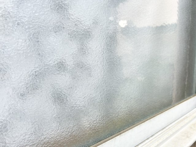 サッシは、ガラス窓に使用される金属製の窓枠です。一般的に住宅建築では、金属製建具工事の段階でガラス類・玄関などと同時に設置されます。種類や構造により断熱性能や遮音性能が異なるので現地でご確認ください。