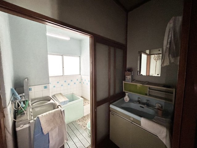 多くの戸建て住宅で見かける洗面脱衣所は、洗面台と洗濯機が2畳ほどのスペースに並べられていて、洗面所が脱衣所を兼ね備えている間取りが一般的です。お客様が利用することもある、パブリックな空間でもあります。
