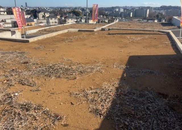 家を建てる場合、方位は要チェックです。現実的に日当たりのよい家ならばリビングは南側、建築基準法でも北側に当たる家への配慮は求められています。土地を見学に行く際は、方位磁針を持って行くようにしましょう。