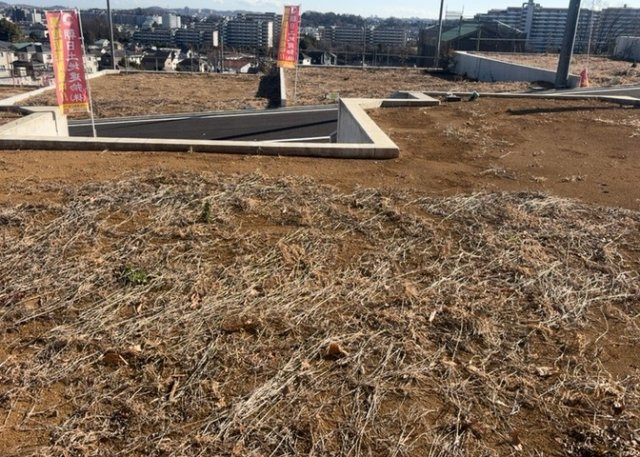 土地を買う際、住む地域の自治体や福祉の補助制度にも注目してみましょう。子供や老人の医療補助やゴミ出しのルールなど、自治体によってルールに大きな違いがあるため、暮らしやすい土地で判断するとよいでしょう。