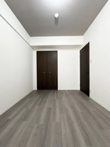 落ち着いた色調の洋室です