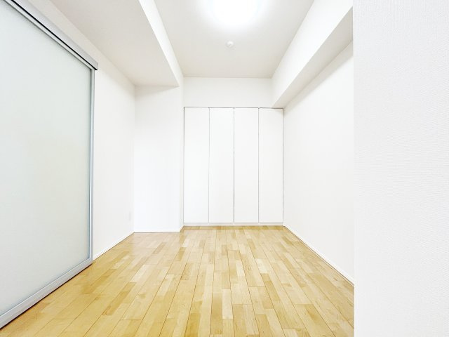 約5.7帖の洋室です。バルコニーに面した洋室で、明るく心地さを感じる住空間。　主寝室にもオススメのお部屋です。