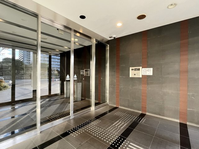 シンプル且つモダンなエントランス。ゆとりを感じさせる上質で明るい空間が住まう人や訪れる人を心地よく迎え入れてくれます。　オートロック付エントランスで安心感があります♪