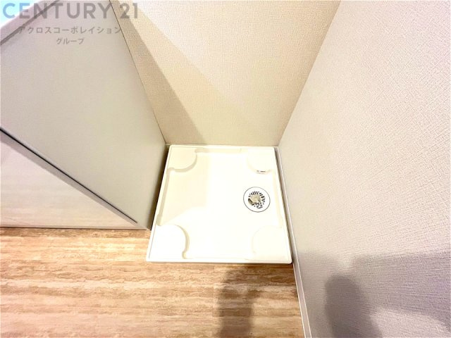 洗濯物の仕分け作業がしやすく、整理整頓が容易になります。洗濯音や湿気を他の部屋に持ち込まず、生活環境を快適に保ちます。上部を活用すれば収納スペースを確保でき洗剤や洗濯用品の整理もしやすくなります。
