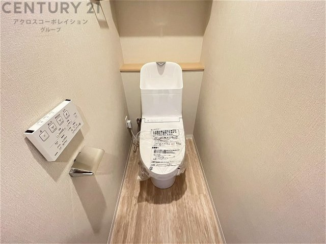 温水洗浄便座付トイレは温水洗浄機能により、暖かい水でおしりを洗浄することができ、冷たい水を使う従来の便座に比べ、温水洗浄機能で暖かいトイレを提供し、快適な使用を可能にします。