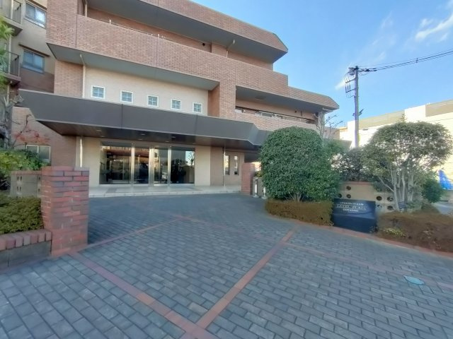 【エントランス】　植栽が添えられたエントランスは、戸建ての門構えのような印象を与え、毎日の帰宅にも落ち着きをもたらします。