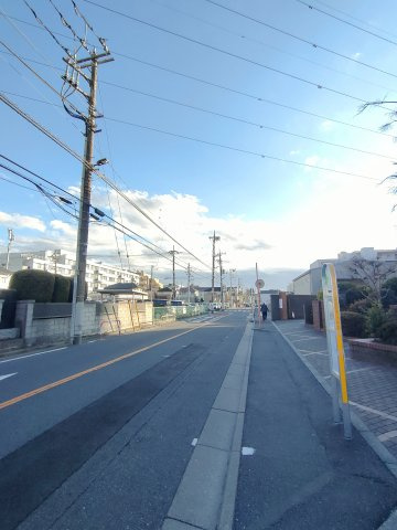 【前面道路】　前面道路は歩道が整備されており、お子様の通学や買い物の行き帰りも安心して歩ける住環境です。
