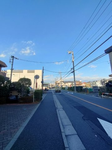 【前面道路】　周辺には住宅や店舗が並び、生活利便性を感じられる通りで、日々の暮らしがイメージしやすい環境です。