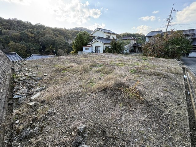高台に位置した約60坪のゆとりある土地で、周囲は落ち着いた住宅地。日当たりが良く、自然豊かな眺望を楽しめる環境です。水害リスクも低く、安心して暮らせる立地が魅力的な土地です。