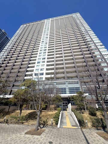 温泉やサウナにプールなどホテルライクな共有施設のあるタワーマンションです