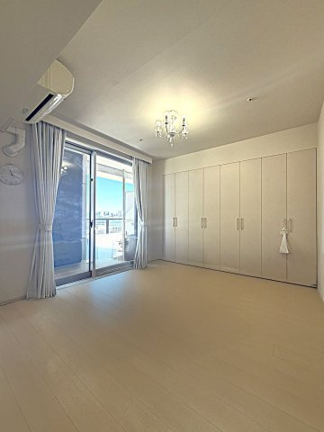 約7帖の洋室。壁面一面が収納になっており家族の衣類をまとめて仕舞えます。