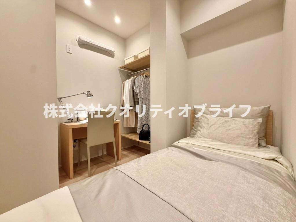 使い勝手の良いクローゼットが標準装備された洋室。衣服や日常の荷物をすっきりと収められるため、余計な収納家具を置く必要がなく、お部屋本来の床面積を最大限に広く活用できるのが嬉しいポイントです。