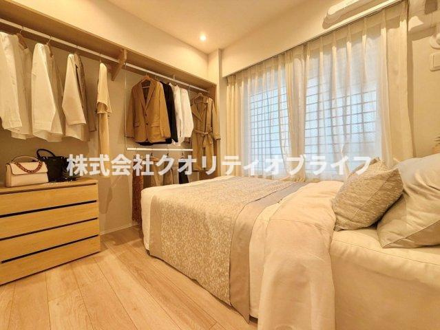 静かに集中できる環境が整った、リモートワークやオンライン授業、趣味の書斎スペースにぴったりな洋室。コンセント位置や照明にも配慮されており、お家時間をより豊かで生産的なものに変えてくれます。