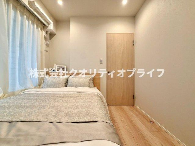 大型のベッドを配置しても圧迫感のない、ゆとりある広さを確保した洋室。1日の疲れをゆったりと癒す主寝室にふさわしく、落ち着いたインテリアで静かなプライベートタイムを演出できる快適な空間です。