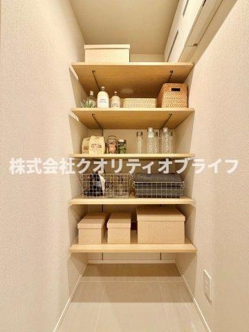 丁寧に使用されてきた、落ち着きのある現況の洋室。あえてこのままコストを抑えて暮らすも良し、アクセントクロスを貼ったりDIYで棚を取り付けたりと、自分好みのインテリア空間へ育てる楽しさもあります。