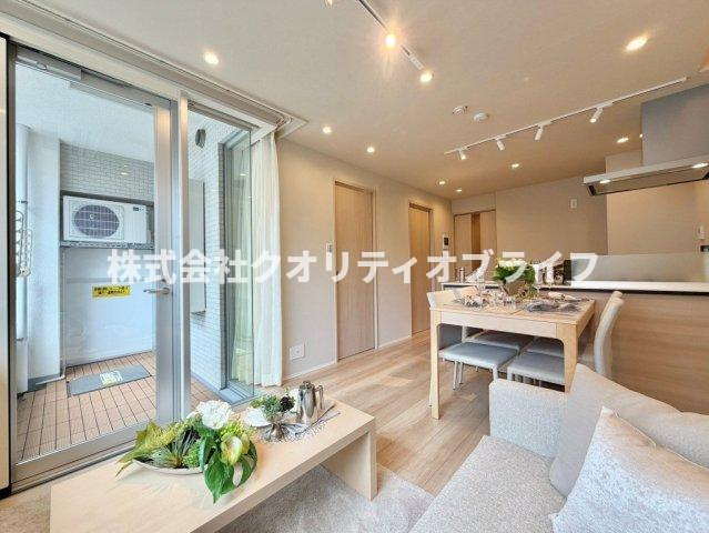 ナチュラルな木目が美しい、足触りの良いフローリング仕様のリビング。どんなテイストの家具やインテリアにも合わせやすく、日々のお掃除やお手入れがしやすいのも嬉しいポイントです。