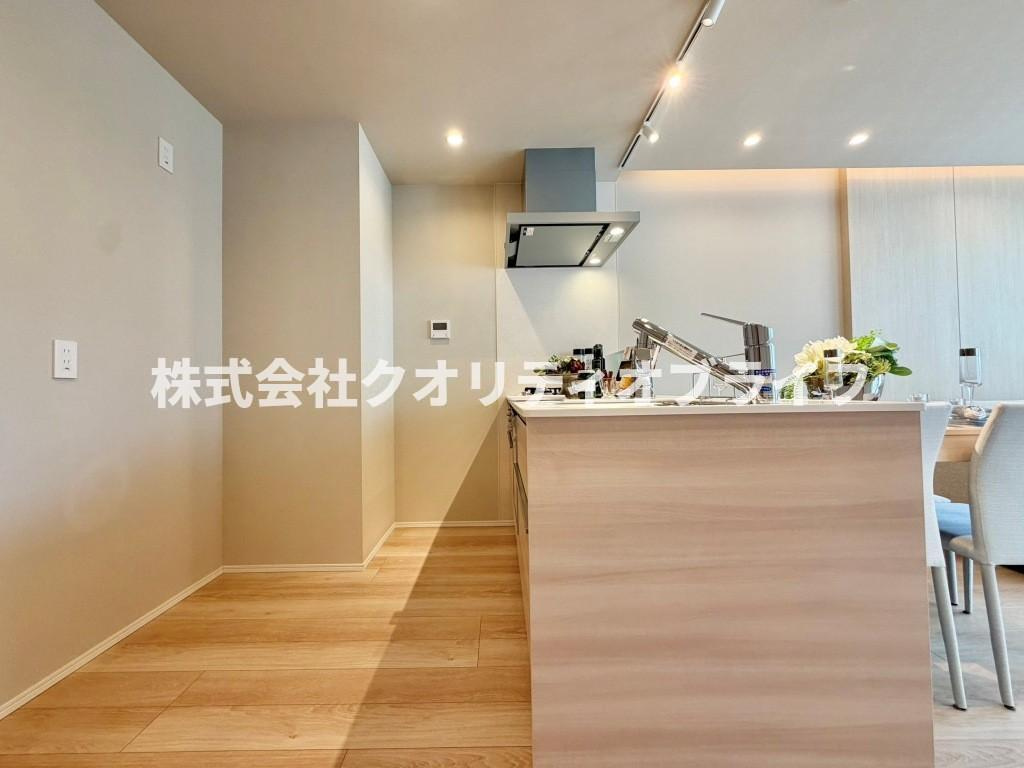 圧迫感を与えないすっきりとしたデザインが、お部屋全体をさらに広く見せてくれる洗練されたキッチン。無駄のないクリーンな佇まいで、毎日の何気ない調理時間をちょっと特別なものに変えてくれます。