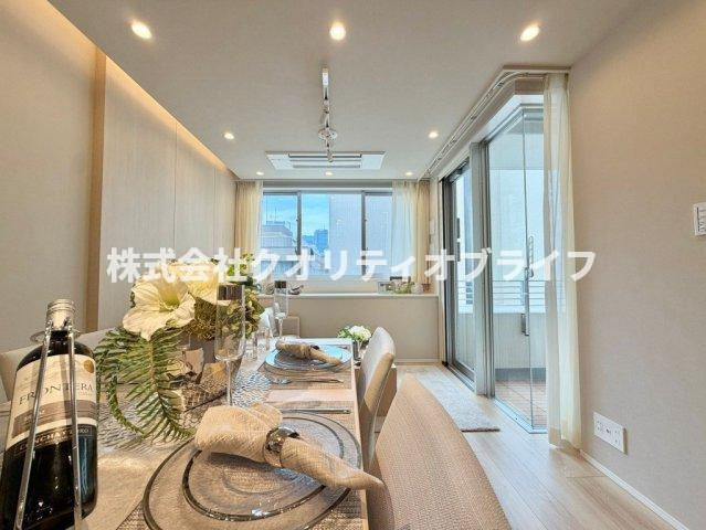 1年を通じて直射日光による室温上昇が少なく、安定した優しい光が差し込む北向きのリビング。家具や本の日焼けもしにくく、落ち着いた大人の暮らしにぴったりの静かな空間です。