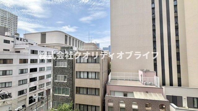 前の建物との距離がしっかり保たれており、光を遮ることなく明るい陽射しを受け止められるバルコニー。外からの視線を適度に遮りながらも、室内の明るさと通風を心地よく確保できる設計です。