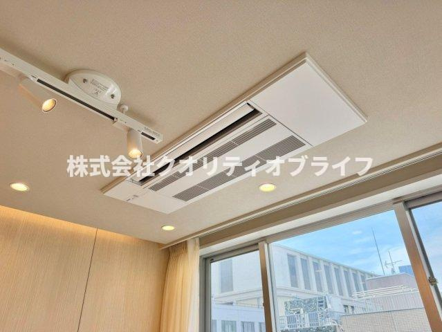 天井カセット式エアコンになっている為、効き目も通常よりございます