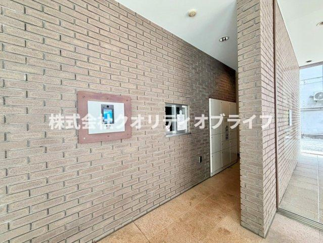 不在時でも荷物を安全に受け取れる便利な宅配ボックスを完備。共働きで帰宅が遅い方やネットショッピングを頻繁に利用される方も、再配達の手間なくいつでも荷物を受け取れる現代の必須設備です。