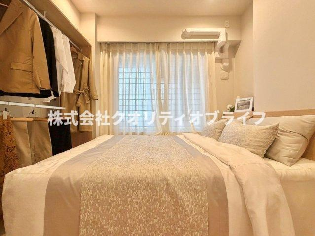 クロスやフローリング、建具まで全てが綺麗に新品交換された清潔感あふれるリノベ洋室。新築さながらの美しさと洗練されたトーンで、どんなデザインの家具を配置しても綺麗に馴染む空間に仕上がっています。