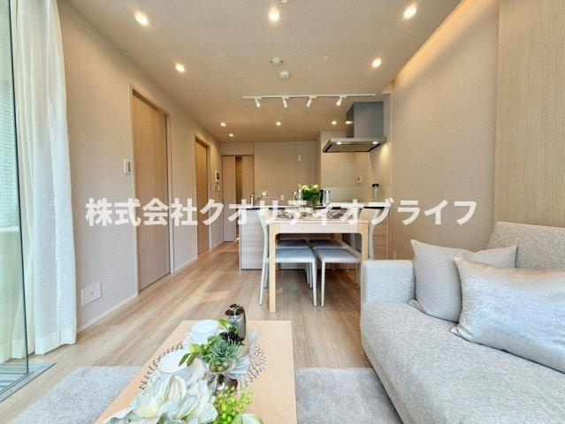 スタイリッシュな空間に仕上げているリビング。居住後をイメージしやすいように家具を配置してます。