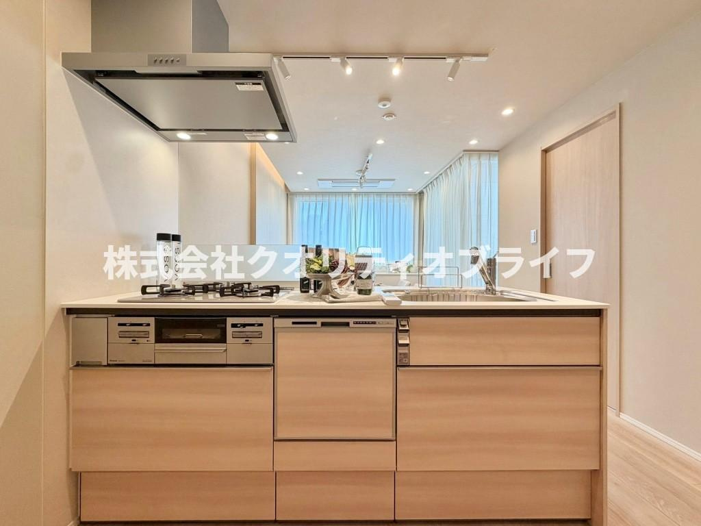 視界を遮る壁がなく、リビング全体を見渡せる開放的なキッチン空間。調理や片付けをしている時間も閉塞感がなく、お部屋の明るい光や広がりを感じながら心地よく過ごせる、ゆとりある設計が魅力です。