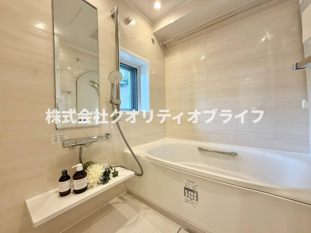 1日の疲れをゆったりと癒せる、クリーンで心地よいバスルーム。お気に入りの入浴剤を入れて、贅沢なリラックスタイムを過ごせる空間です。毎日のバスタイムが楽しみになるような、開放感のある設計です。