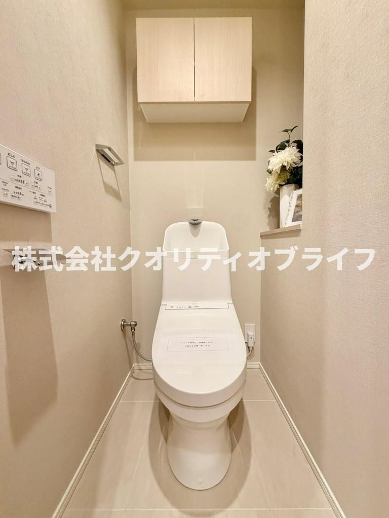 衛生的で年中快適に使用できる温水洗浄便座付きのトイレ空間。便座をいつでも清潔に保てるだけでなく、お掃除がしやすい形状になっており、日々のちょっとしたお手入れのストレスを大幅に軽減してくれます。