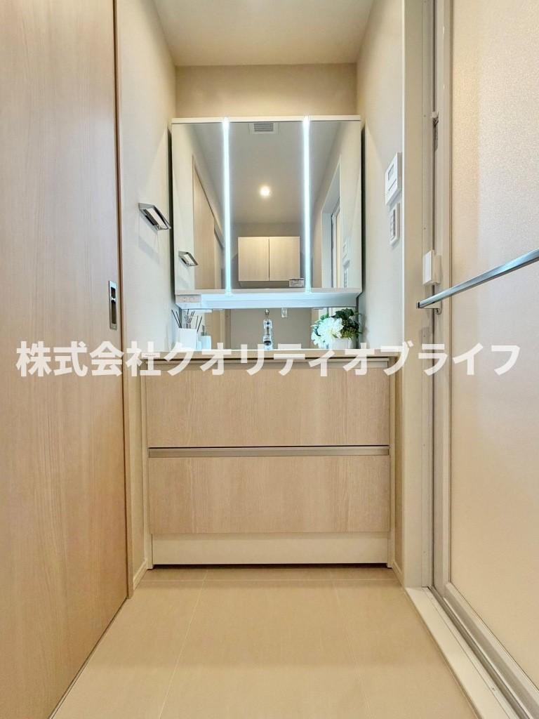 洗練されたモダンなデザインの新品に交換された洗面化粧台。新築さながらのピカピカで清潔感あふれる水回りで、毎日の朝の身支度や帰宅時の手洗いの時間が、より快適で気持ちの良いものに変わります。