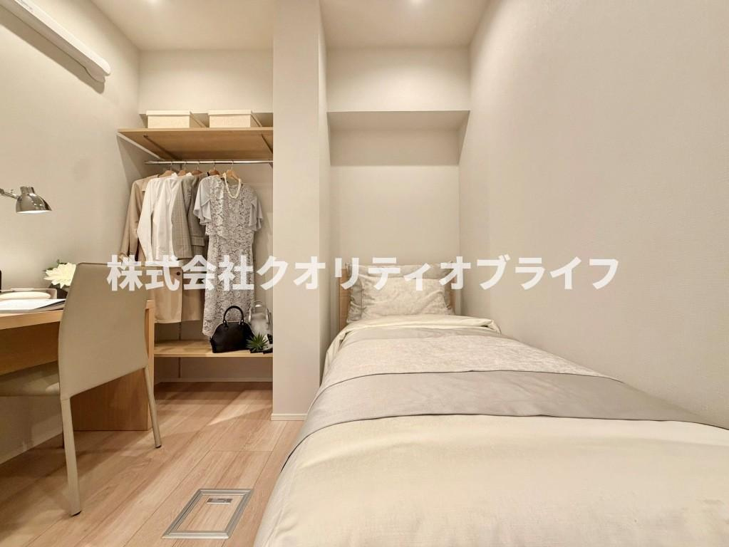 クローゼット完備で整理整頓が習慣化しやすい、子供部屋に最適な洋室。勉強デスクやベッドを配置しやすい綺麗な形状で、お子様の成長に合わせてインテリアの模様替えも柔軟に楽しめる工夫された設計です。