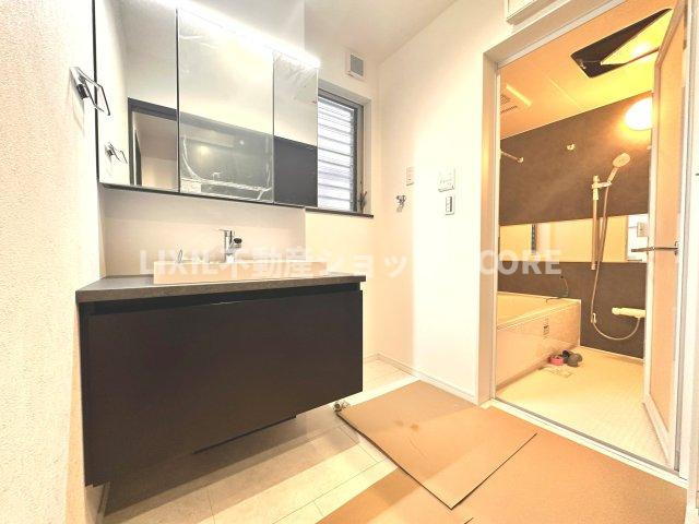 落ち着いた空間を演出するカラーと、ゆったり落ち着いてお使い頂ける広さが魅力のパウダールーム。