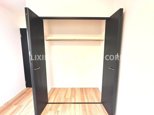 奥行きもあるので、収納ボックスをそのままクローゼットの中へ。部屋にものが出ずスッキリ。