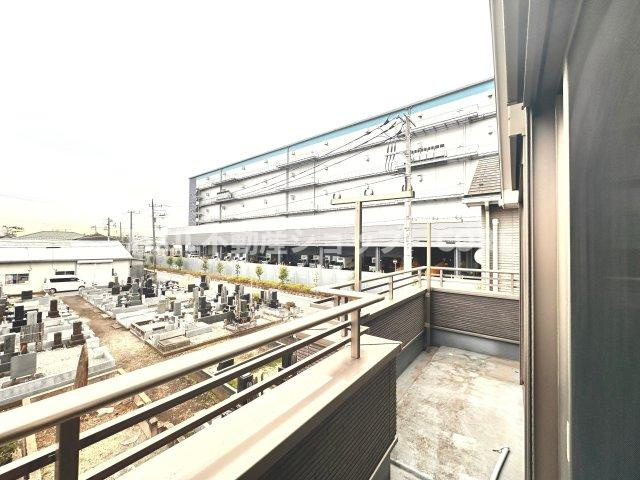 南東に大きく面したバルコニーは太陽の温かな温もりをめいいっぱい受け止めてくれます。