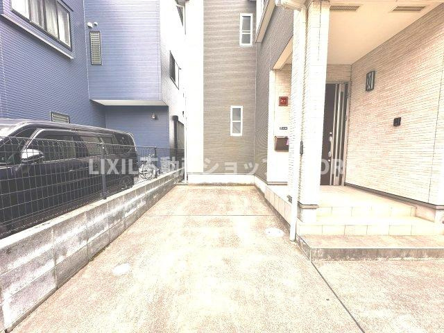 ゆったりとした駐車スペースを確保いたしましたので、大きめのお車でも駐車可能です。