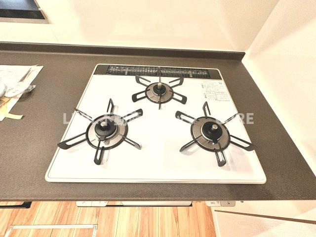 三口コンロで、お料理の効率もアップ！使い勝手の良さを考えました。お洒落なシステムキッチンです。