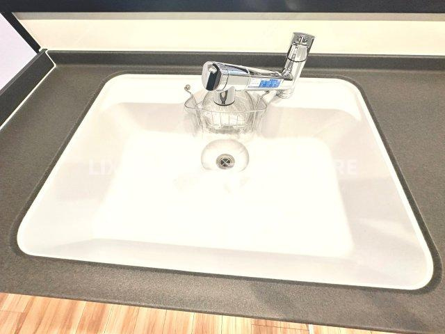 浄水と水道水を切り替えて使用できるスッキリとしたデザインの浄水器一体型水栓。