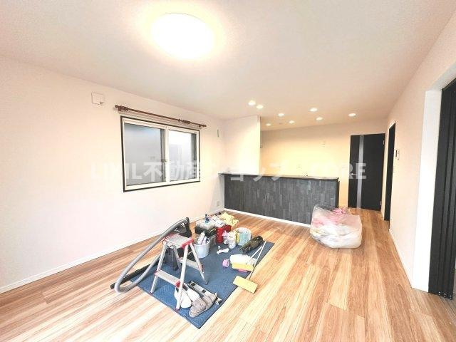 光溢れる安らぎの空間。キッチンとも一体感も演出しご家族との会話も弾みます。