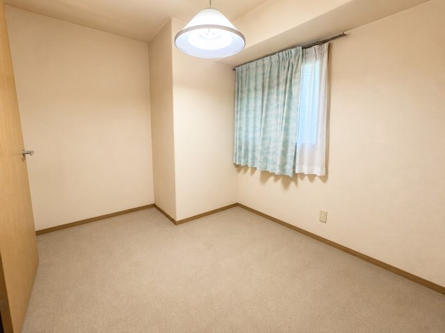 窓からの自然光が室内を明るく照らす5.3帖の洋室。淡い色合いの内装が、やさしく落ち着いた雰囲気を演出します。ベッドやデスクを置いて寝室・子ども部屋として使うほか、趣味や在宅ワークのスペースにも活用可能