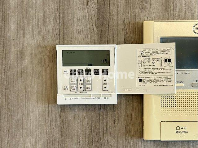 【床暖房】冬は足元から暖めてくれる床暖房はエアコンとは違って埃が舞いませんので健康にも良さそうですね。