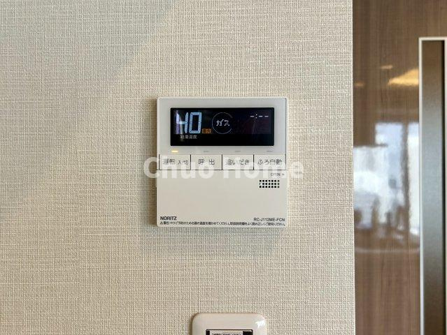 【給湯リモコン】外での一日を忘れさせてくれるオートバス機能でお好みの湯量・温度に調整された浴槽。