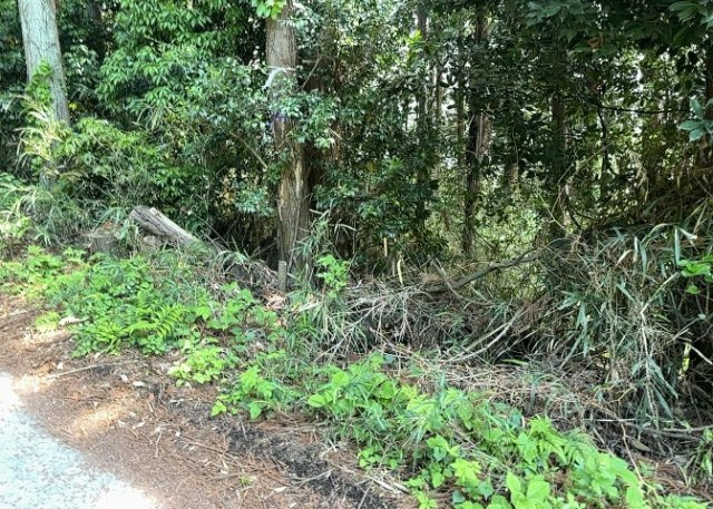 土地の面積＝住宅面積ではありません。建ぺい率の問題などで、土地のある場所によって住宅を建てられる面積は限られています。高さもしかり、「土地」という言葉の中には、建築条件も含まれると考えておきましょう。