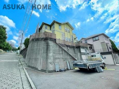 前面道路幅は広く、車通りも少ない為、駐車が苦手な方でも安心できますね。