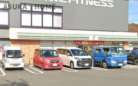セブンイレブン横浜泉山手台店まで徒歩11分です。近くにコンビニがあるのは心強いですね。