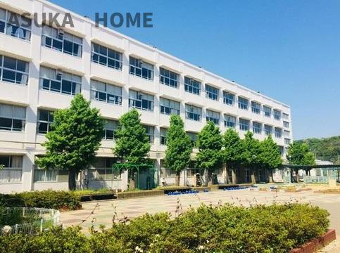横浜市立岡津小学校まで徒歩6分です。緑豊かな環境ですね。