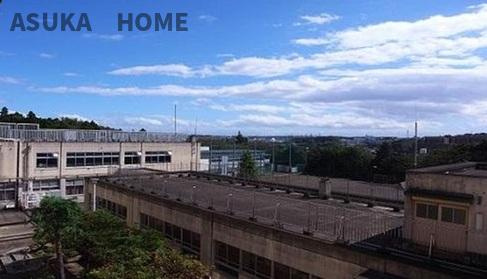 横浜市立岡津中学校まで徒歩4分です。
