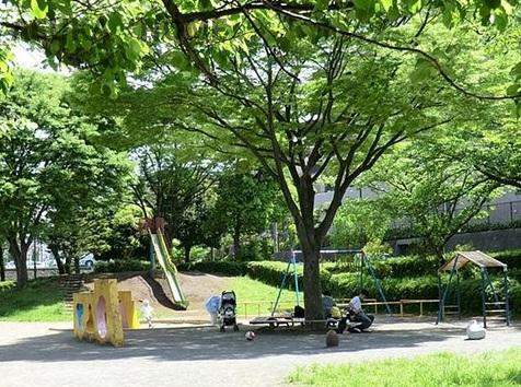 西が岡公園まで徒歩15分です。緑豊かな公園で、散歩やジョギングなど楽しみがいっぱいですね。